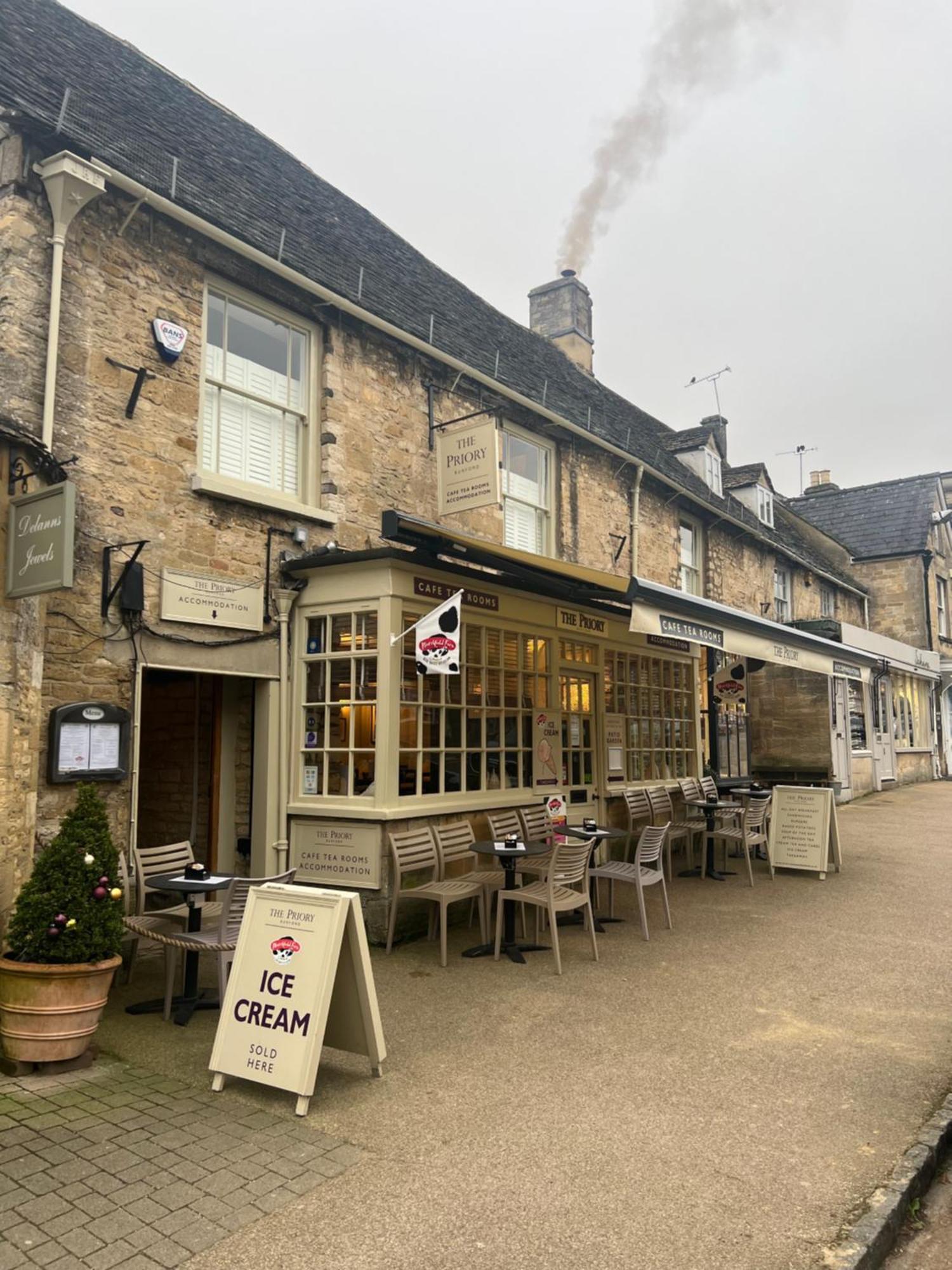 Priory Tearooms Burford With Rooms Ngoại thất bức ảnh