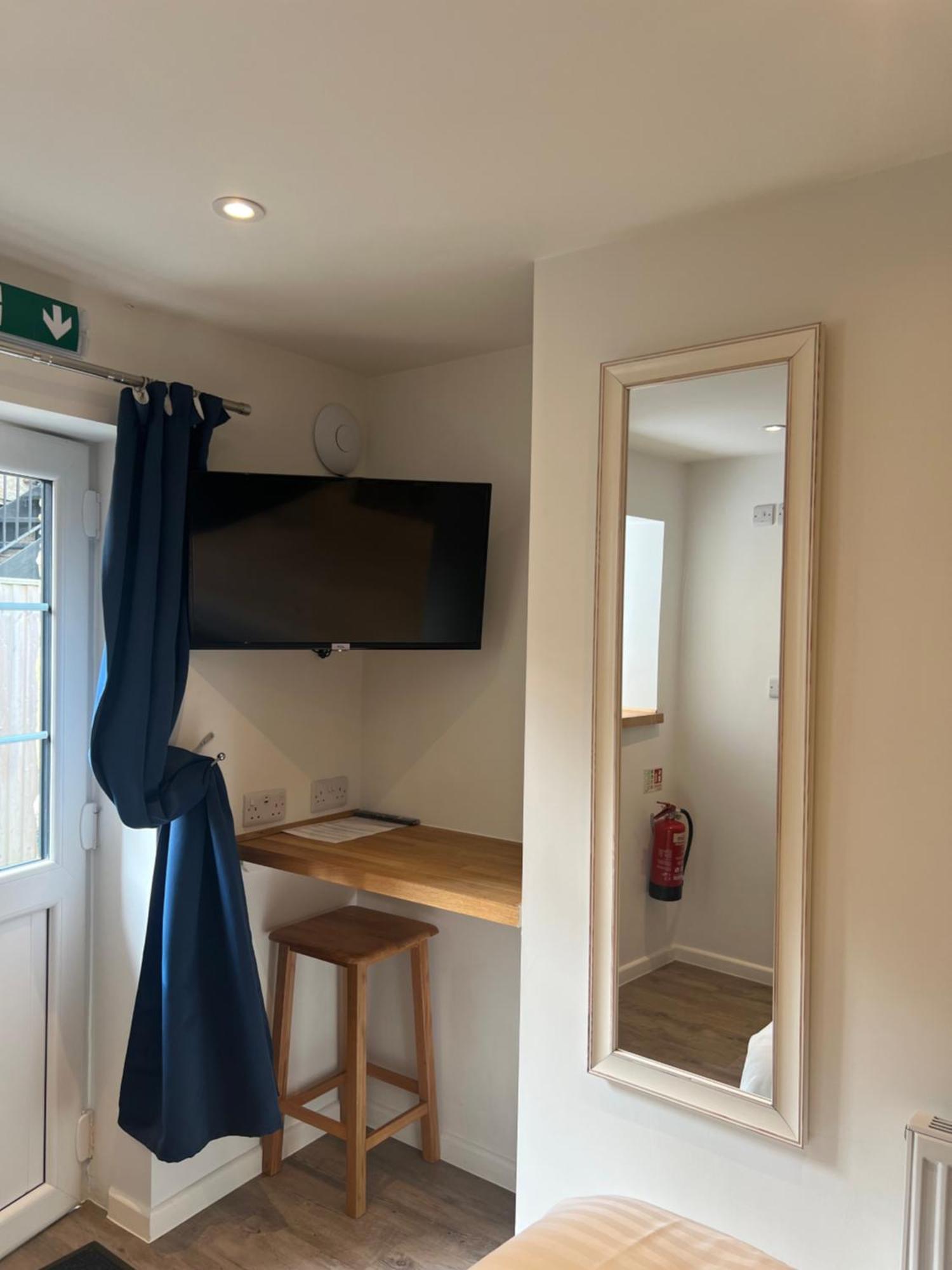 Priory Tearooms Burford With Rooms Ngoại thất bức ảnh