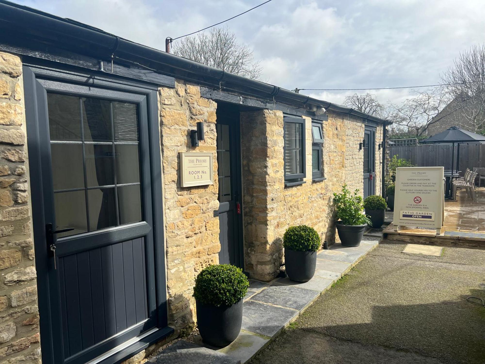 Priory Tearooms Burford With Rooms Ngoại thất bức ảnh