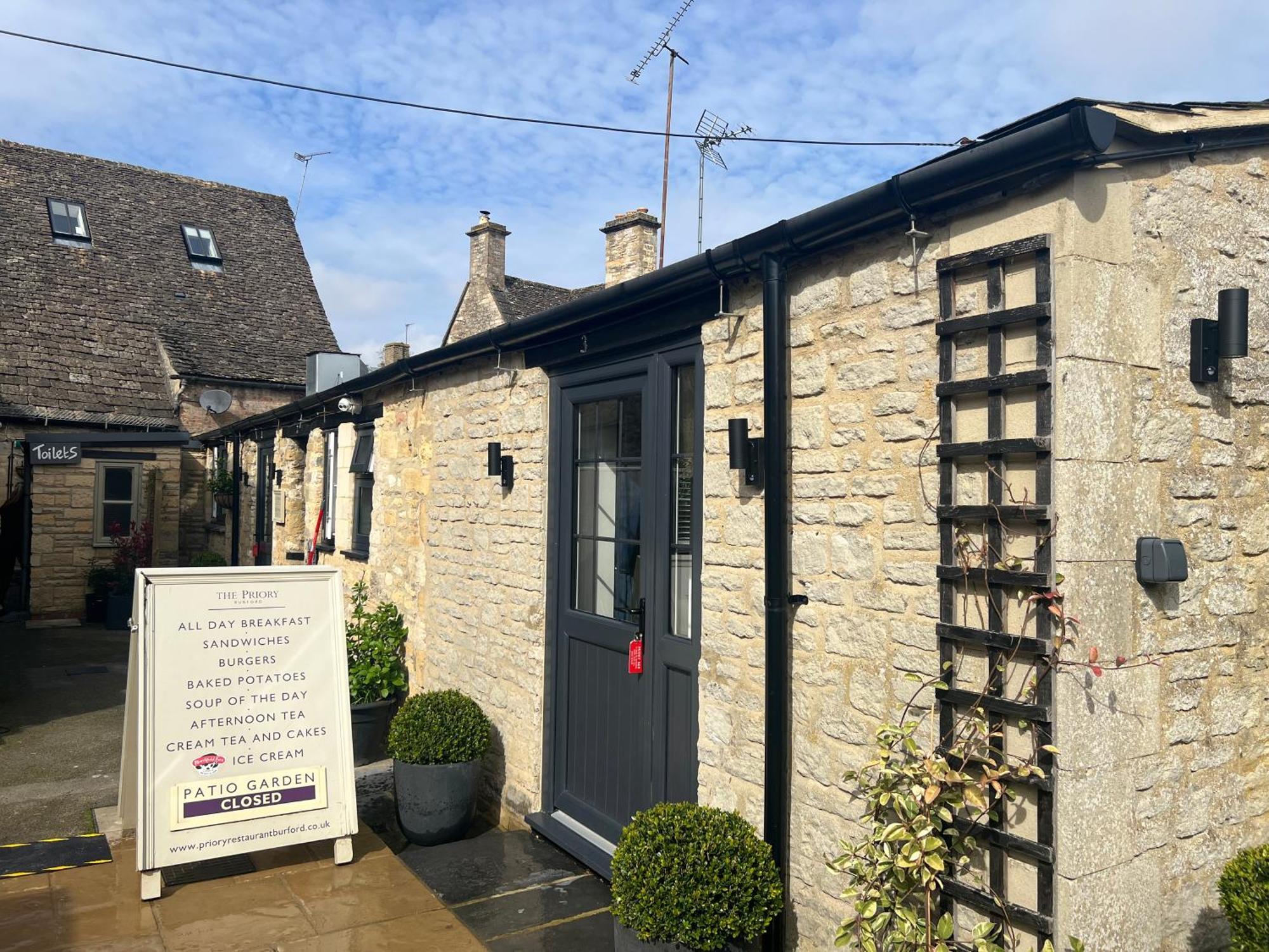 Priory Tearooms Burford With Rooms Ngoại thất bức ảnh
